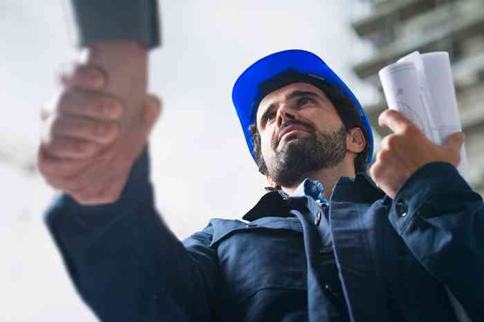 Handschlag mit Bauarbeiter - © Minerva Studio - stock.adobe.com