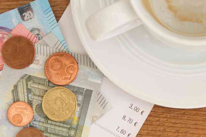 Trinkgeld in Bar - © maho - stock.adobe.com