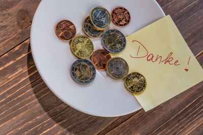 Teller mit Münzen