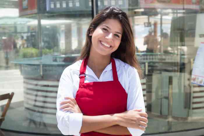 Junge Kellnerin vor dem Restaurant - © Daniel Ernst - stock.adobe.com