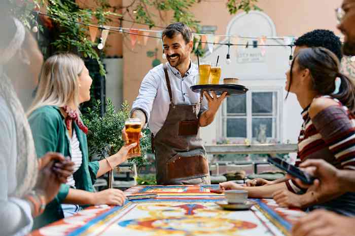 Kellner serviert Getränke - © Drazen - stock.adobe.com